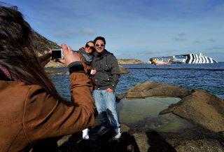 Costa Concordia: ora i turisti delle tragedie scattano foto ricordo